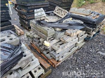 İnşaat ekipmanı Pallet of Heras Fencing Bases: fotoğraf 1