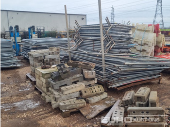 İnşaat ekipmanı Stillage of Heras Fencing, Pallet of Fencing Feet (2 of), Pallet of Breeze Blocks, Bundle of Metal Safety Barriers: fotoğraf 4