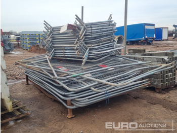 İnşaat ekipmanı Stillage of Heras Fencing, Pallet of Fencing Feet (2 of), Pallet of Breeze Blocks, Bundle of Metal Safety Barriers: fotoğraf 2