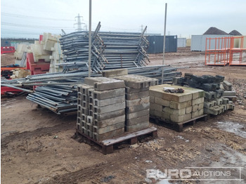 İnşaat ekipmanı Stillage of Heras Fencing, Pallet of Fencing Feet (2 of), Pallet of Breeze Blocks, Bundle of Metal Safety Barriers: fotoğraf 3