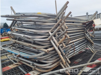 İnşaat ekipmanı Stillage of Heras Fencing, Pallet of Fencing Feet (2 of), Pallet of Breeze Blocks, Bundle of Metal Safety Barriers: fotoğraf 5