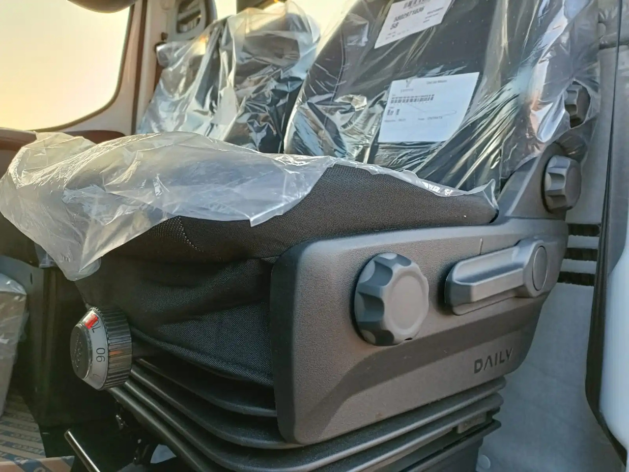 Tenteli kamyonet IVECO DAILY 35C16 3000 cc KM 0: fotoğraf 12