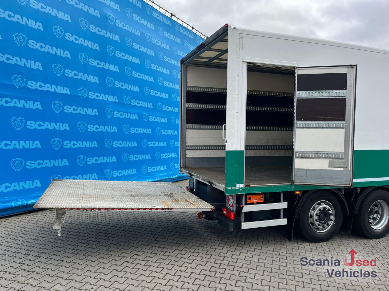 Kapalı kasa kamyon SCANIA P 320 DB6x2*4MNB FULL AIR 8T RETARDER 2T TAIL LIFT: fotoğraf 13