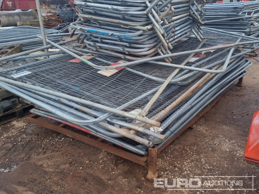 İnşaat ekipmanı Stillage of Heras Fencing, Pallet of Fencing Feet (2 of), Pallet of Breeze Blocks, Bundle of Metal Safety Barriers: fotoğraf 6