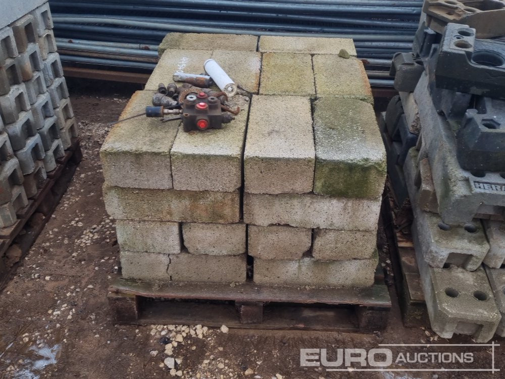 İnşaat ekipmanı Stillage of Heras Fencing, Pallet of Fencing Feet (2 of), Pallet of Breeze Blocks, Bundle of Metal Safety Barriers: fotoğraf 8