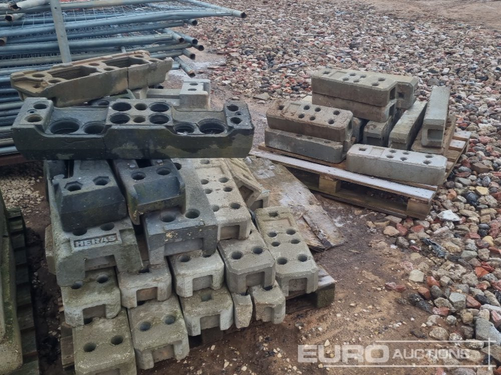 İnşaat ekipmanı Stillage of Heras Fencing, Pallet of Fencing Feet (2 of), Pallet of Breeze Blocks, Bundle of Metal Safety Barriers: fotoğraf 7