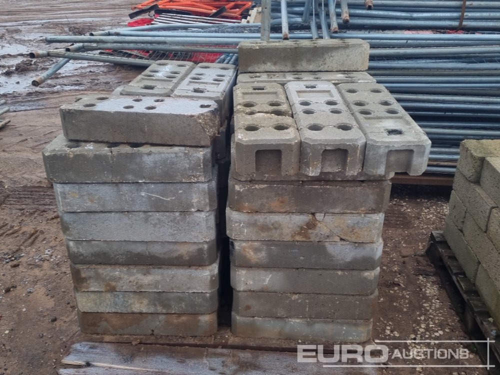 İnşaat ekipmanı Stillage of Heras Fencing, Pallet of Fencing Feet (2 of), Pallet of Breeze Blocks, Bundle of Metal Safety Barriers: fotoğraf 9